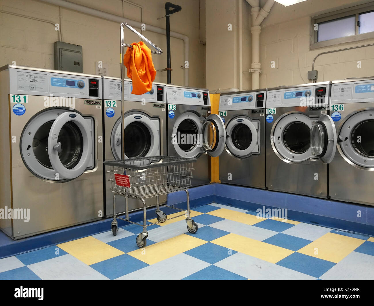 Máquinas de lavar ropa en una lavandería en Nueva York el viernes, 8 de septiembre de 2017. (© Richard b. Levine) Foto de stock