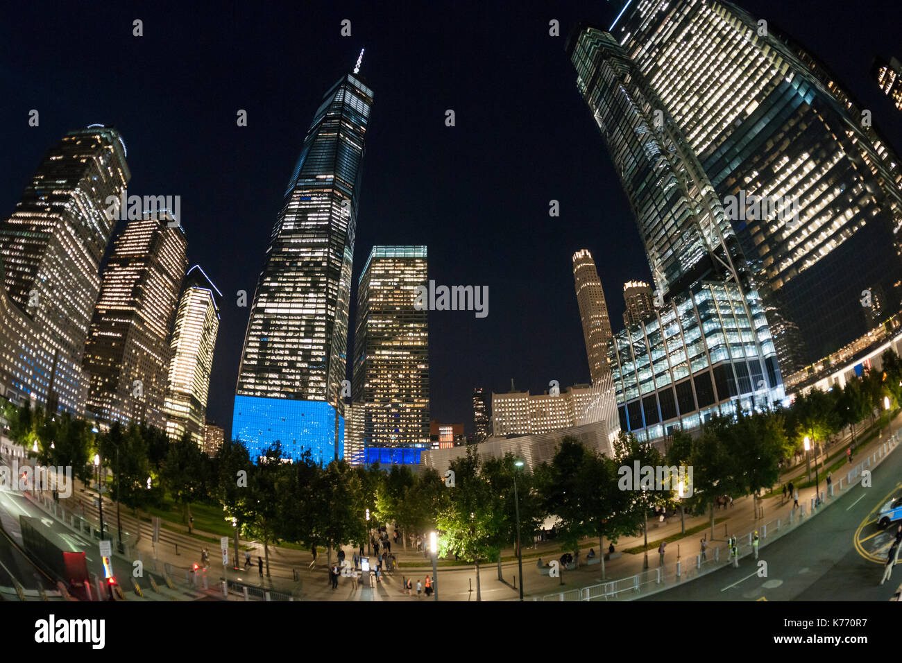 El one world Trade Center iluminado en azul con el 9/11 memorial en Nueva York el lunes, 11 de septiembre de 2017 en el 16º aniversario de los atentados del 11 de septiembre de 2001. (© Richard b. Levine) Foto de stock