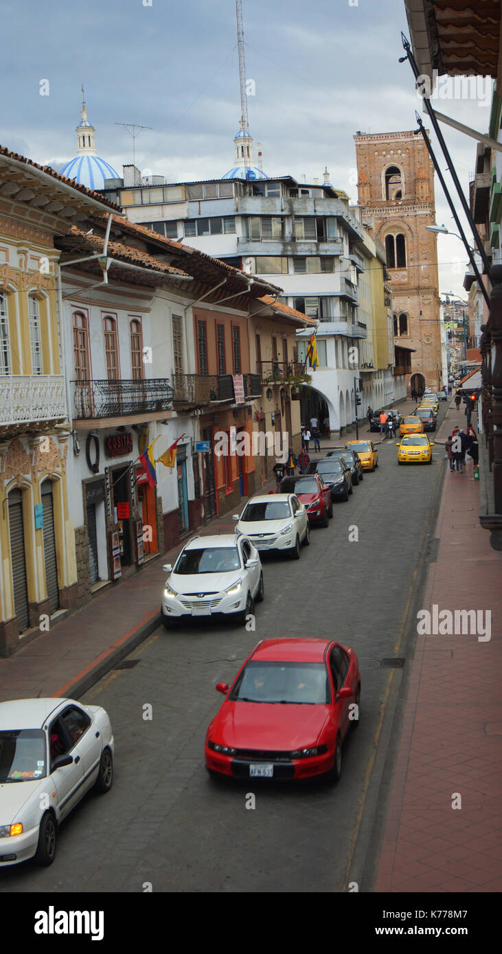 Vista de la calle Benigno Malo en el centro histórico de la ciudad de Cuenca Foto de stock
