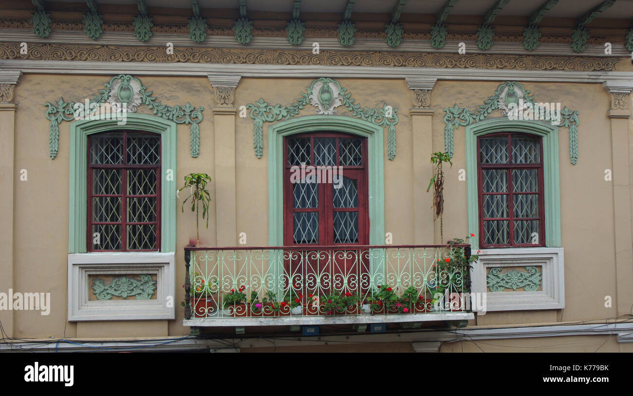 Vista de un antiguo balcón en la calle Benigno Malo en el centro histórico de la ciudad de Cuenca Foto de stock