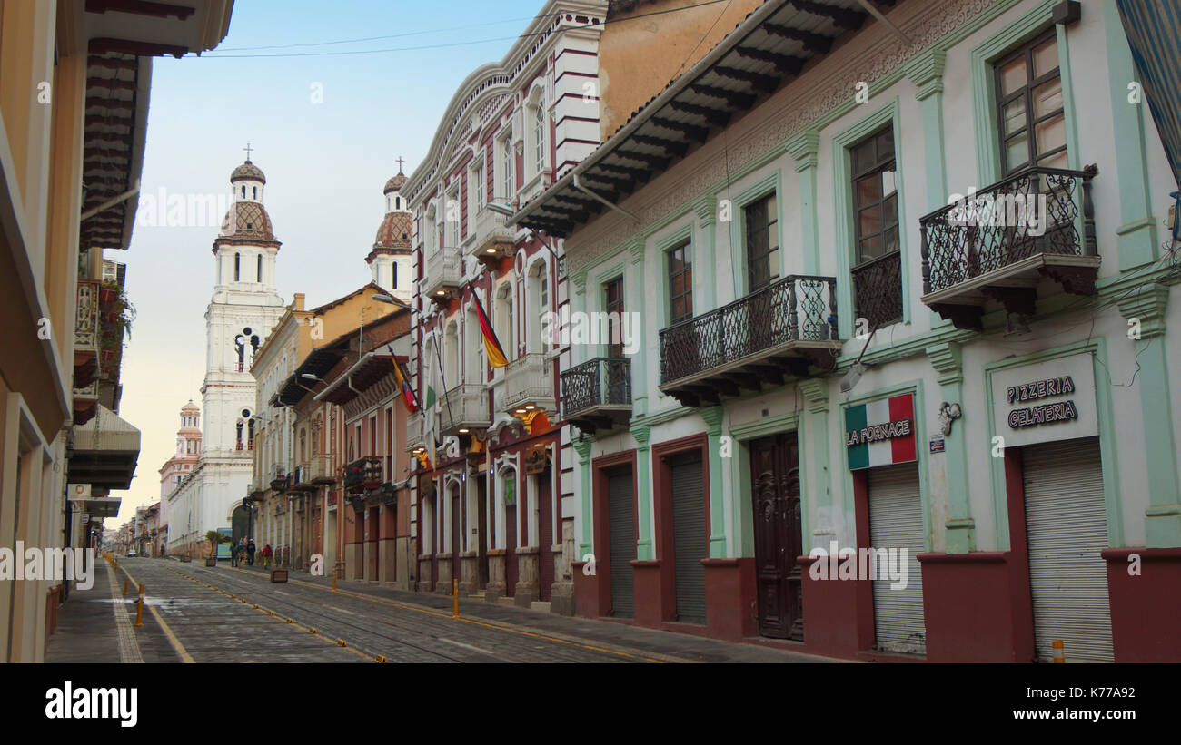 Vista de la calle Gran Colombia con la iglesia de Santo Domingo al fondo en  el centro histórico de la ciudad de Cuenca Fotografía de stock - Alamy