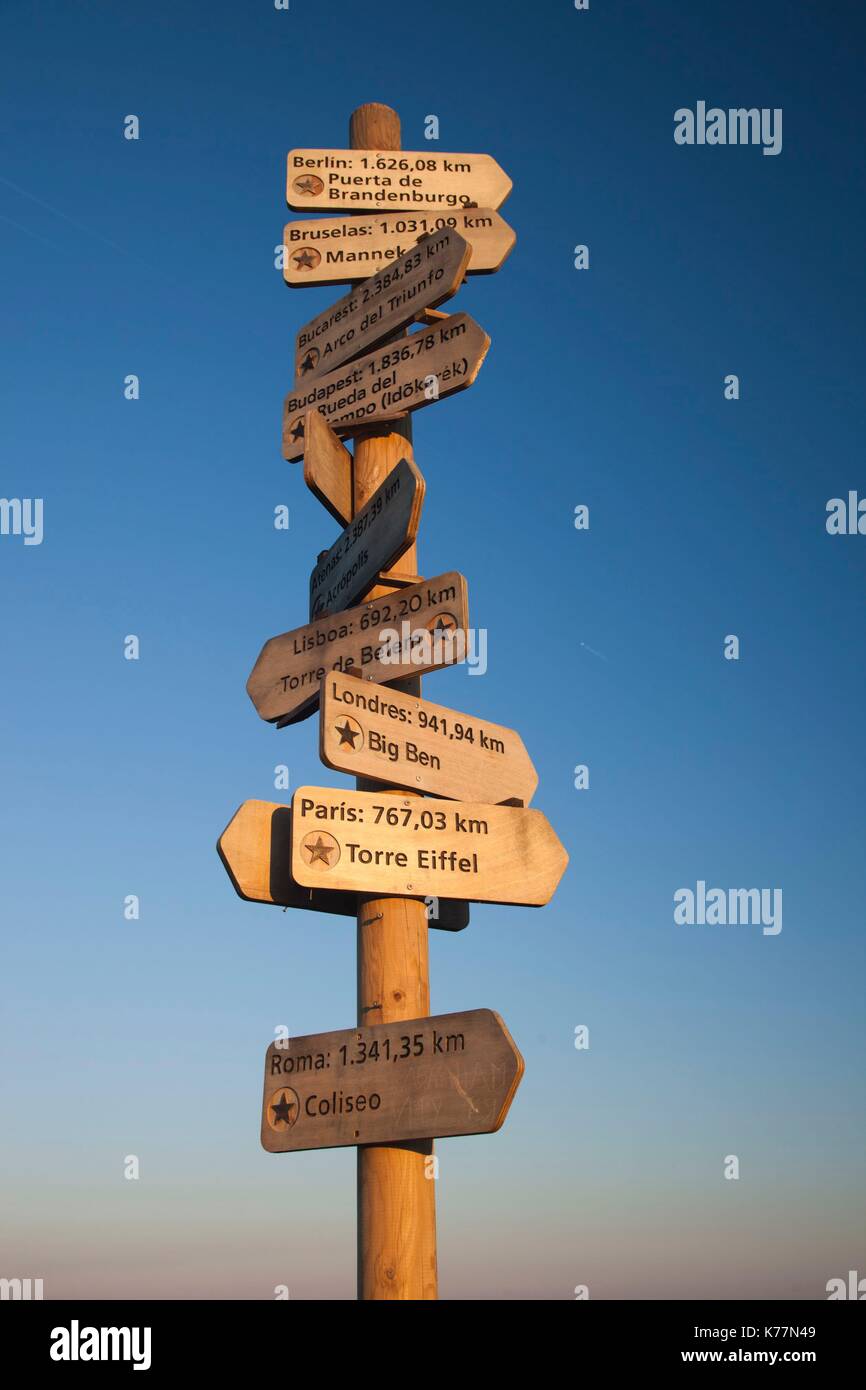 España, Cantabria, la Provincia de Cantabria Santander, Peña Cabarga, montaña signpost, dawn Foto de stock