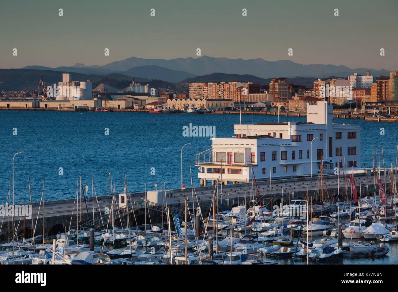 España, Cantabria, Santander, Cantabria Provincia vista elevada del harbourfront Foto de stock