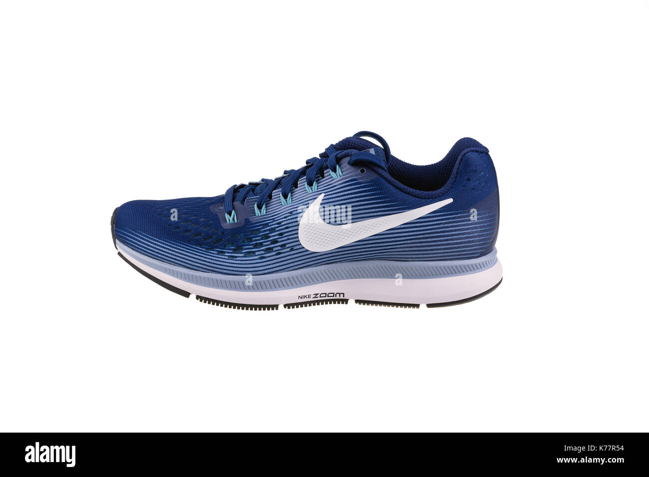 Burgas, Bulgaria - Septiembre 7, 2017: Nike Zoom Air Pegasus 34 zapatillas mujer azul sobre fondo blanco aisladas. Nike es un deporte mundial clo de stock - Alamy