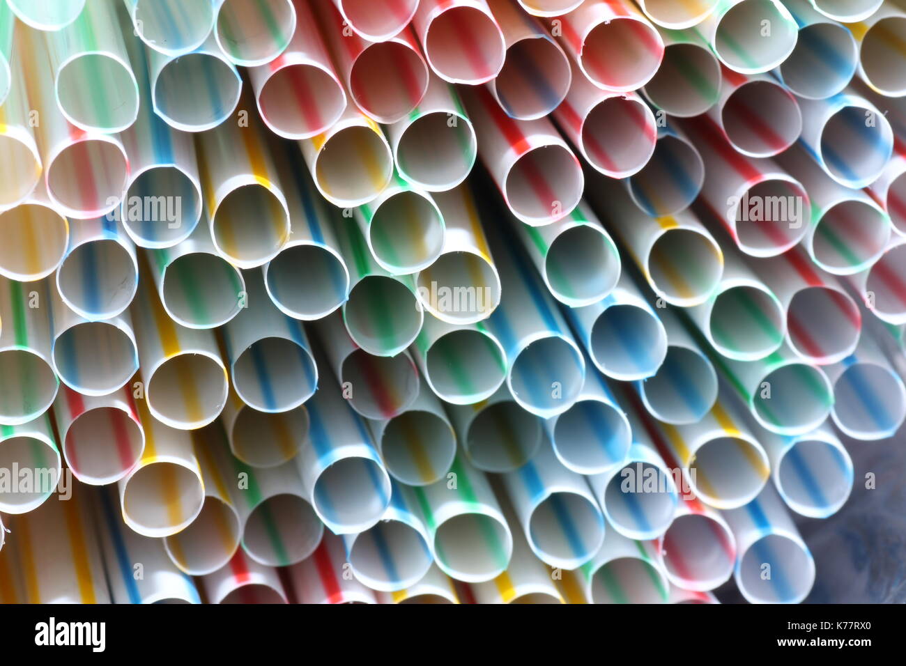 Bunte trinkhalme aus kunststoff, colorido, Pajas de plástico Foto de stock