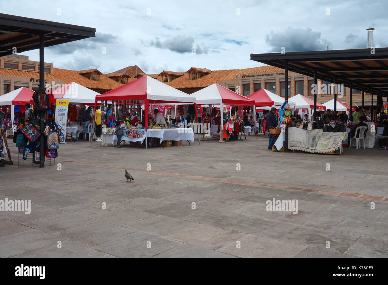 Artesanos en la plaza del Portal de Artesanía en la ciudad de Cuenca  Fotografía de stock - Alamy