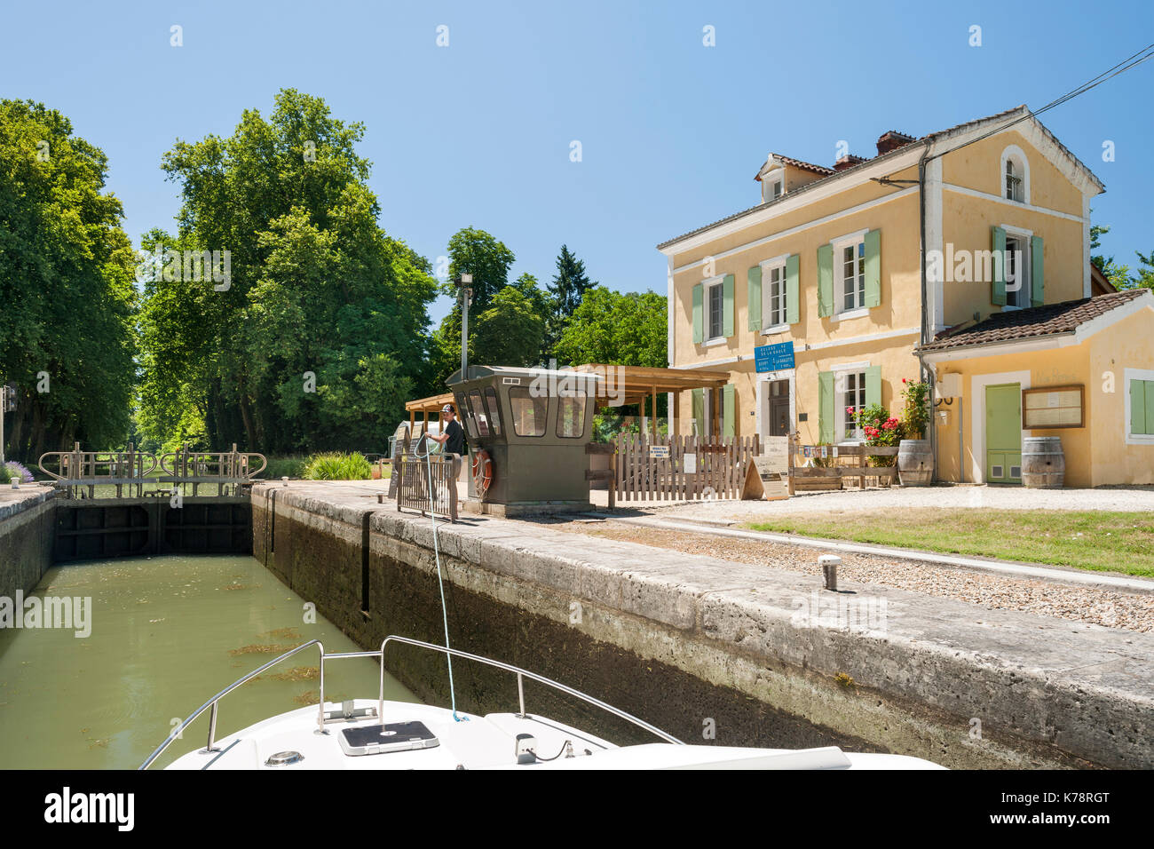 Vista de un barco en un canal (bloqueo de la écluse de la gaule) sobre el canal latéral à la Garonne en dordogne, suroeste de Francia. Foto de stock