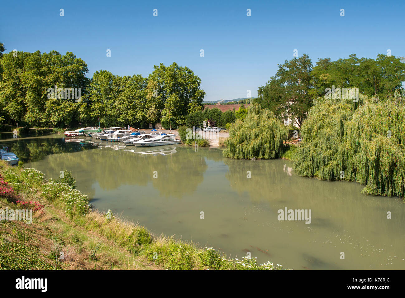 Canal barcos atracados fuera damazan Village en el canal latéral à la Garonne en dordogne, suroeste de Francia. Foto de stock