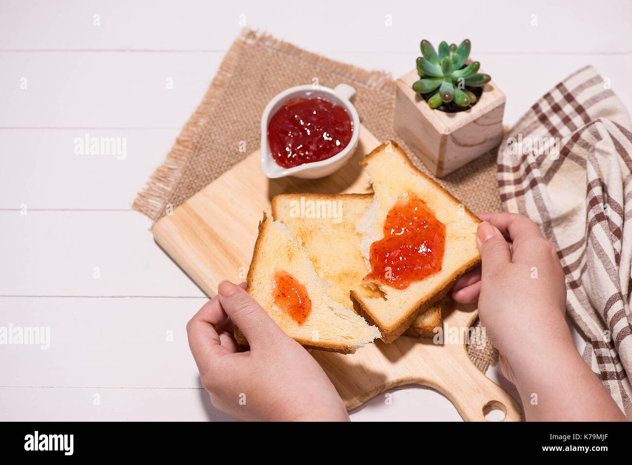 Mujer Manos Comiendo Pan Con Mermelada De Fresa Para Desayunar Se Centra En Las Manos Fotografia De Stock Alamy alamy