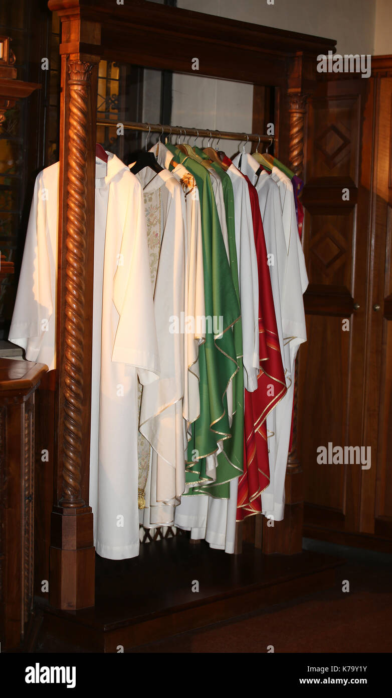Muchos vestidos para vestir a los sacerdotes en la sacristía de una antigua iglesia  cristiana Fotografía de stock - Alamy