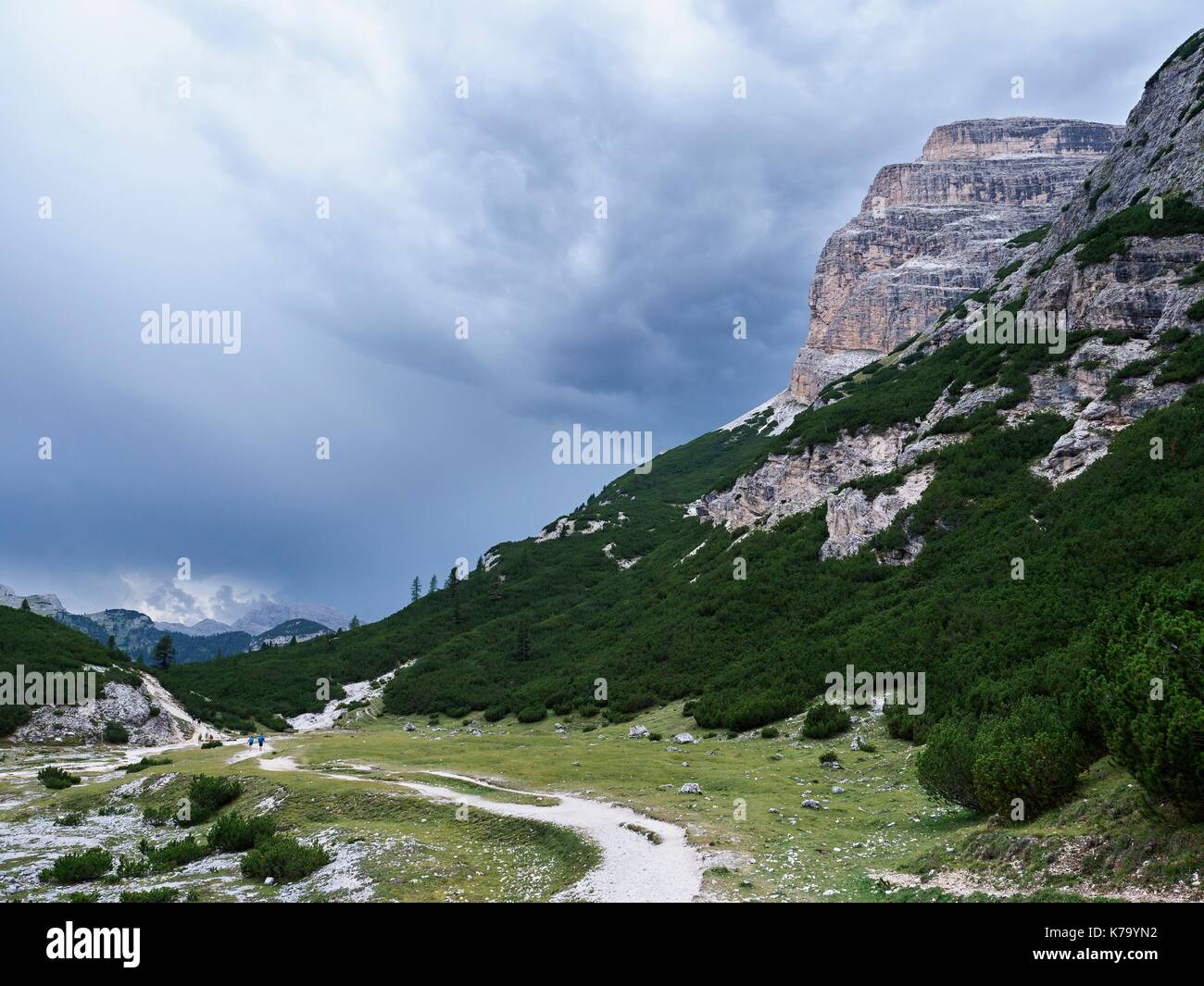 Mountain,rock,carretera,pino enano,cloud Foto de stock