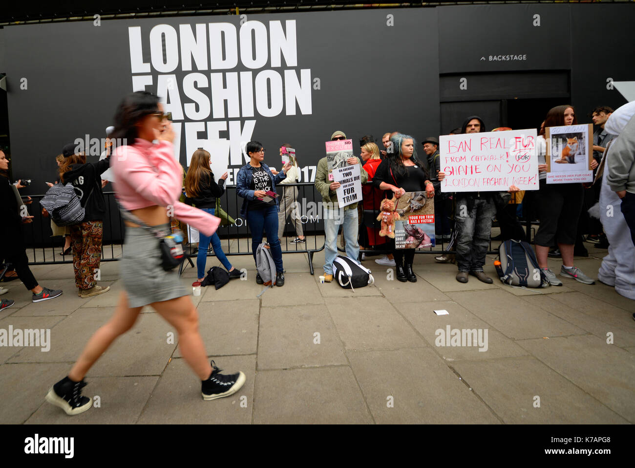 Manifestantes se reunieron fuera de la tienda Studios durante la Semana de la Moda de Londres para demostrar sus sentimientos sobre el uso de las pieles. Los derechos de los animales protestan Foto de stock