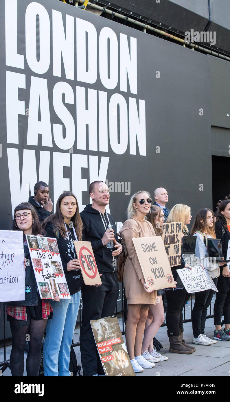 Londres, Reino Unido. 15 sep, 2017. Los manifestantes anti pieles fuera de la semana de la moda de Londres en el Strand, Londres crédito: Ian Davidson/alamy live news Foto de stock