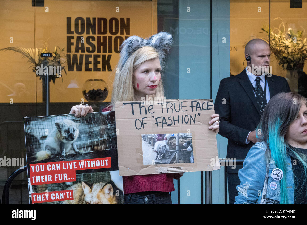 Londres, Reino Unido. 15 Sep, 2017. Los manifestantes anti pieles fuera de la Semana de la Moda de Londres en el Strand, Londres Crédito: Ian Davidson/Alamy Live News Foto de stock