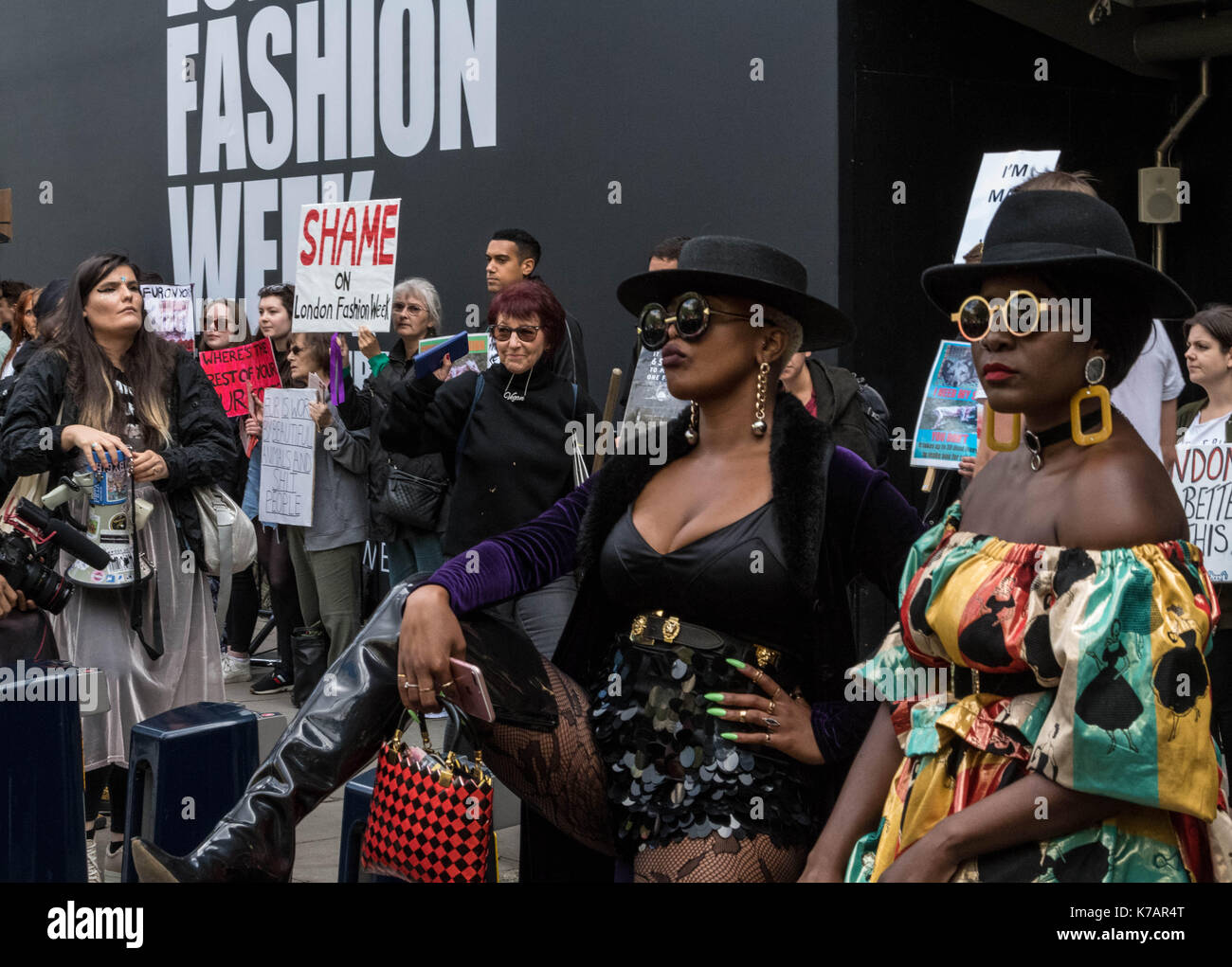 Londres, Reino Unido. 15 Sep, 2017. Los manifestantes anti pieles fuera de la Semana de la Moda de Londres en el Strand, Londres mientras fashionistas mostrar su crédito de moda: Ian Davidson/Alamy Live News Foto de stock
