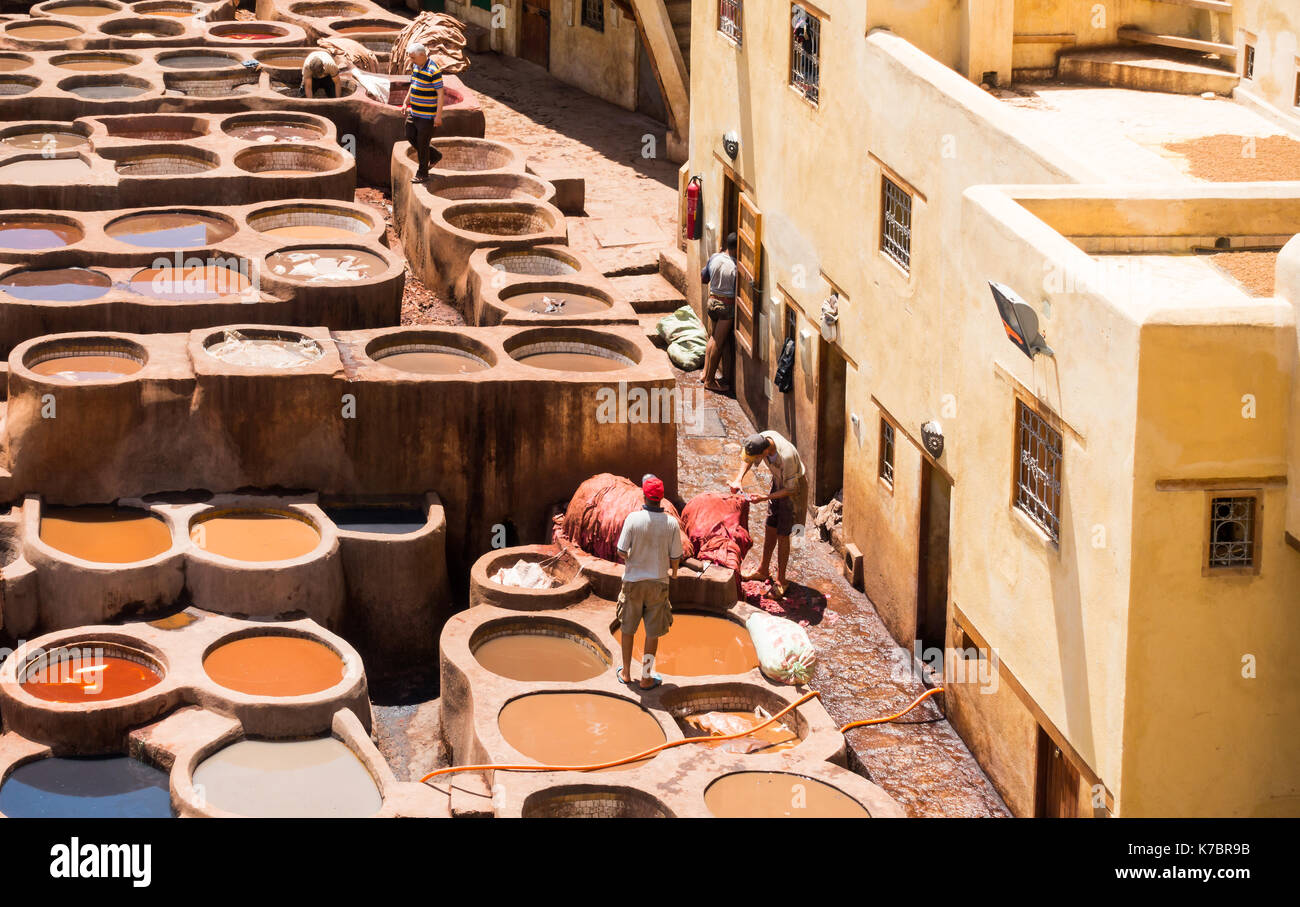 Fez, Marruecos - Mayo 07, 2017: los trabajadores son de cuero teñido en una curtiduría en Fez, Marruecos, África. Foto de stock