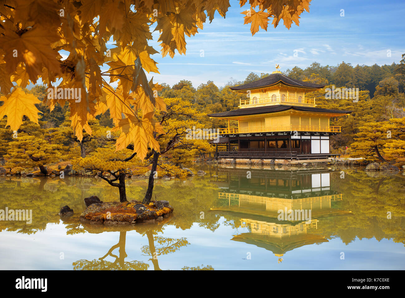 La temporada de otoño de Japón Templo Kinkakuji (Pabellón de Oro) en Kyoto, Japón. Foto de stock
