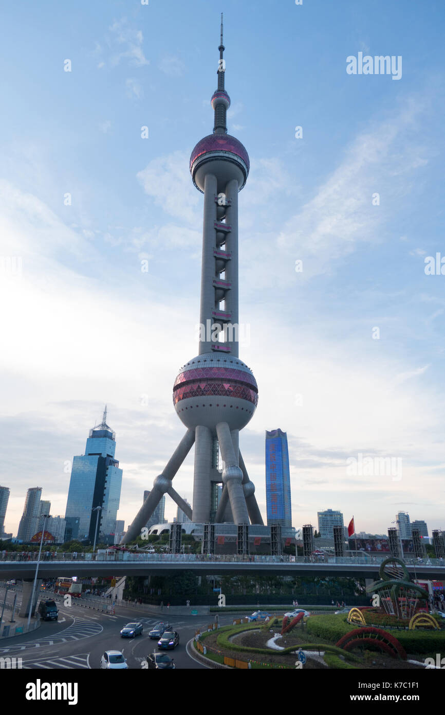 El Oriental Pearl TV Tower & radio, famosa atracción turística situado en  el nuevo distrito financiero de Pudong de shanghai, China, Asia Fotografía  de stock - Alamy