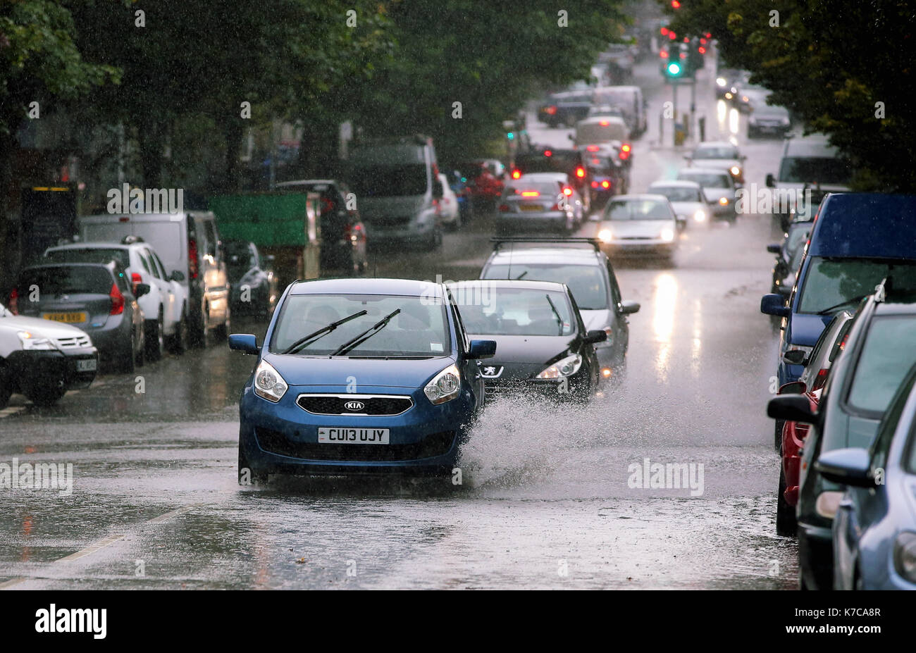 Imagen meteorológica Gales coches unidad a través de una paleta en el Walter Road durante un aguacero repentino en el centro de la ciudad de Swansea, Gales, Reino Unido. Viernes 15 Septembe Foto de stock