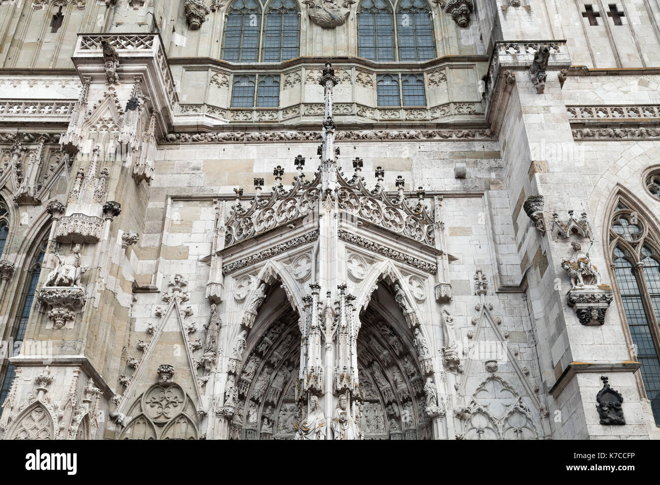Fachada principal fragmento de la Catedral de Regensburg. Alemania. Es la iglesia más importante y el punto de referencia de la ciudad Foto de stock