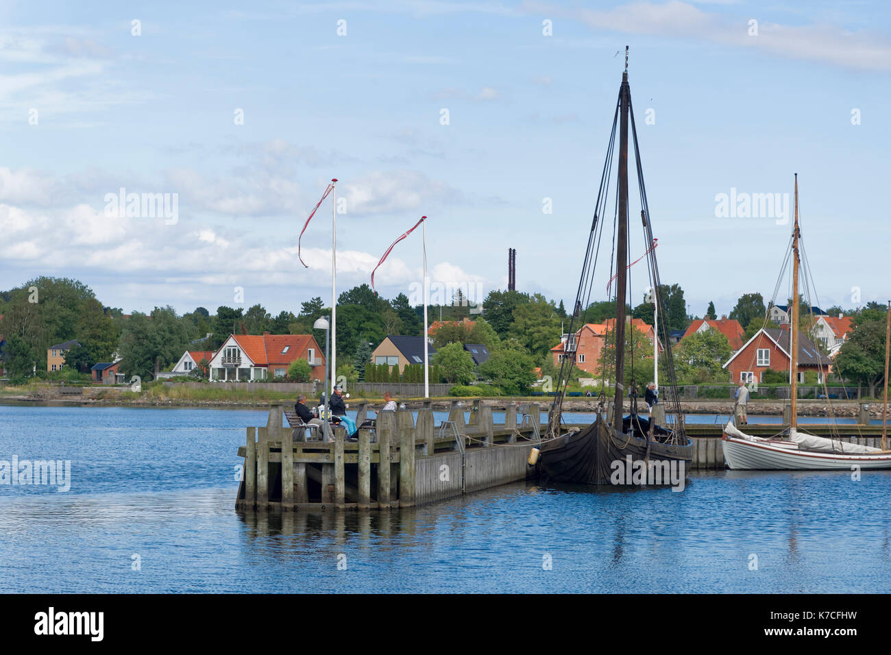 Roskilde, Dinamarca - 01 de agosto de 2015: réplica de barco antiguo y visitantes fuera del buque museo vicking Foto de stock