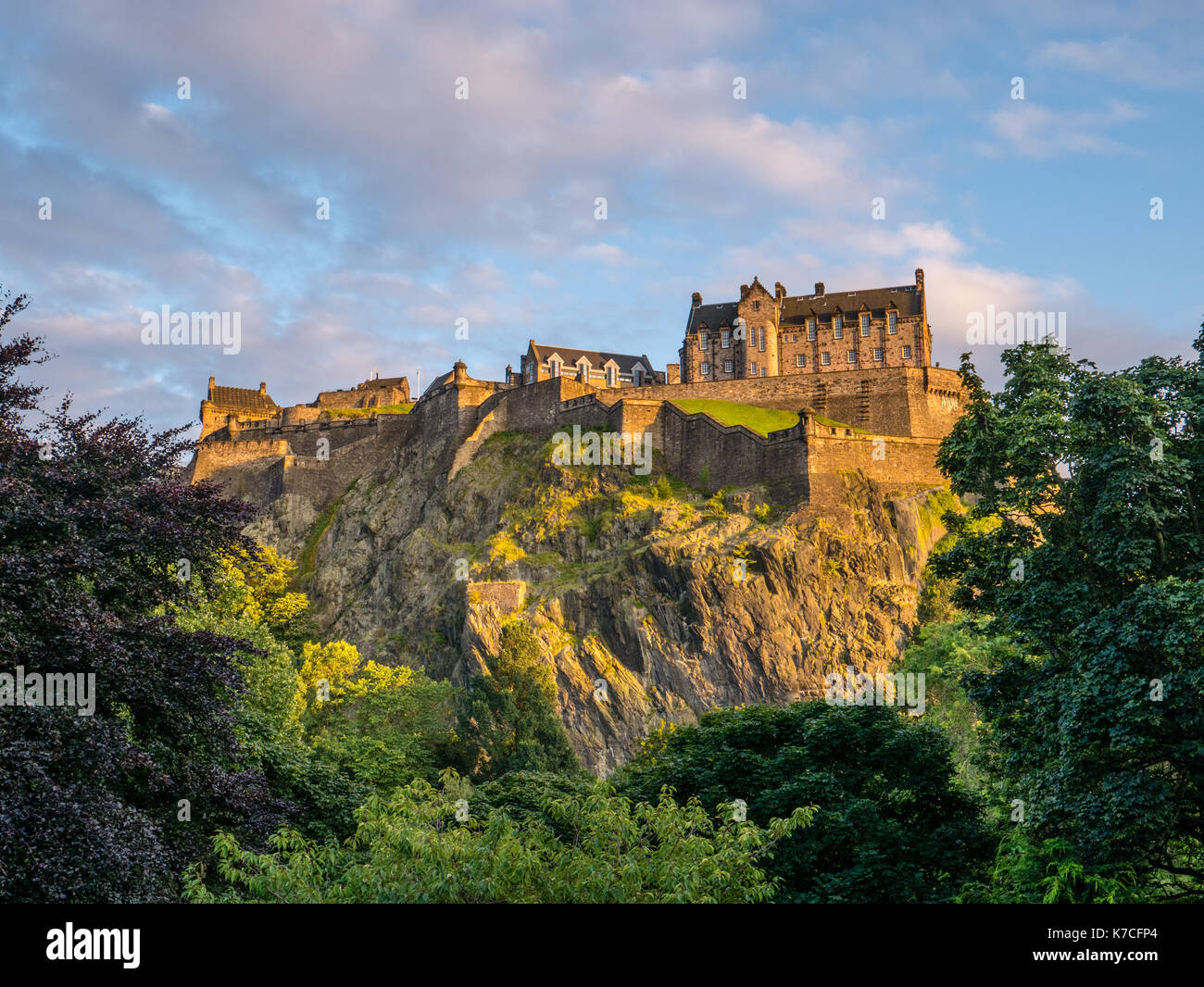 Sunset, el Castillo de Edimburgo, visto desde los jardines de Princes Street, Edinburgh Castle, Castle Rock, Edimburgo, Escocia, Reino Unido, GB. Foto de stock