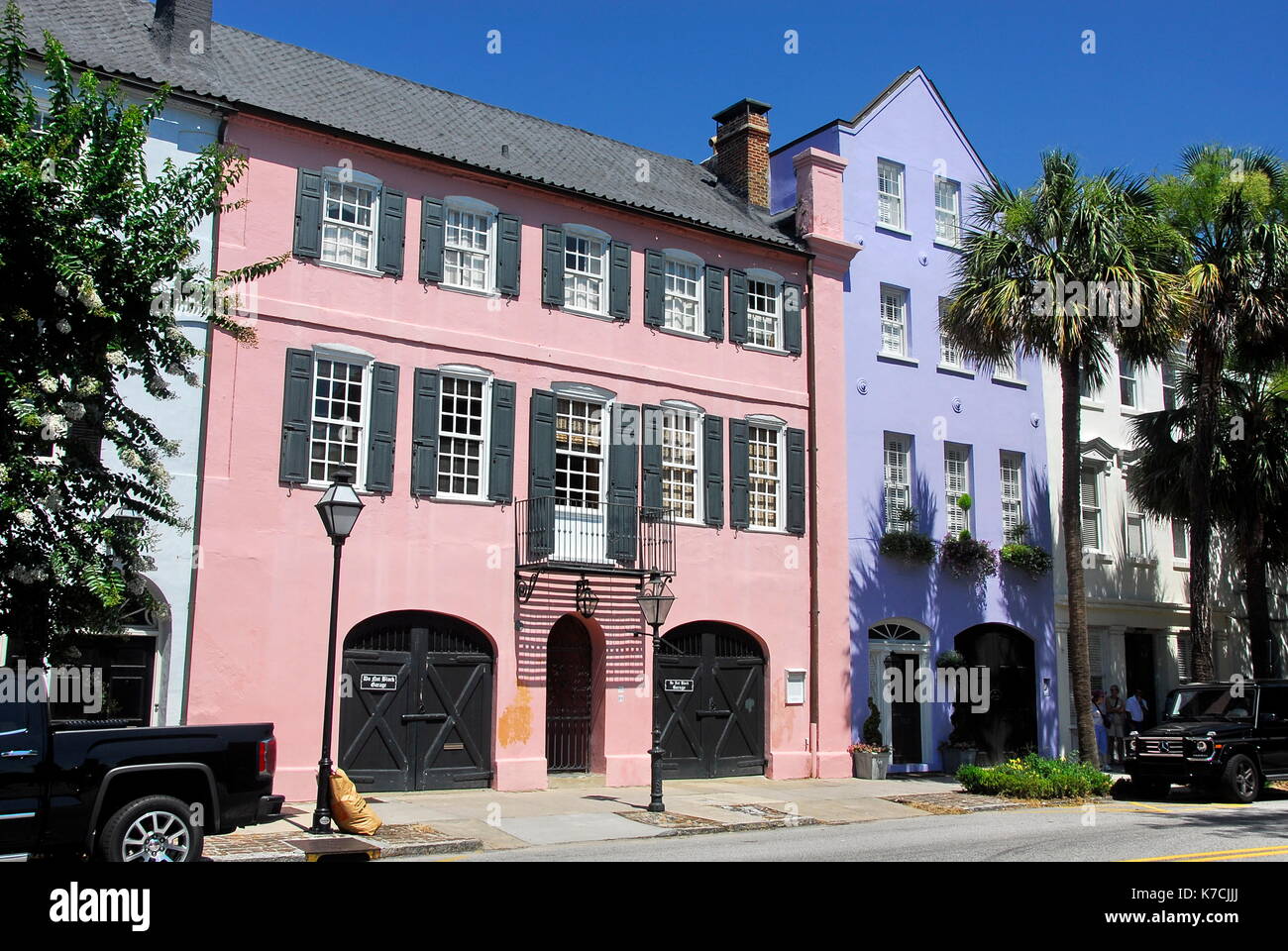 Dos de las series de 13 coloridas casas históricas en East Bay Street, conocido como Rainbow Row en Charleston, Carolina del Sur Foto de stock