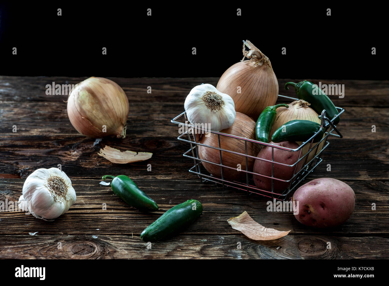 Un bodegón fotografía de surtido de verduras como el ajo, patatas, pimientos y cebollas. Foto de stock