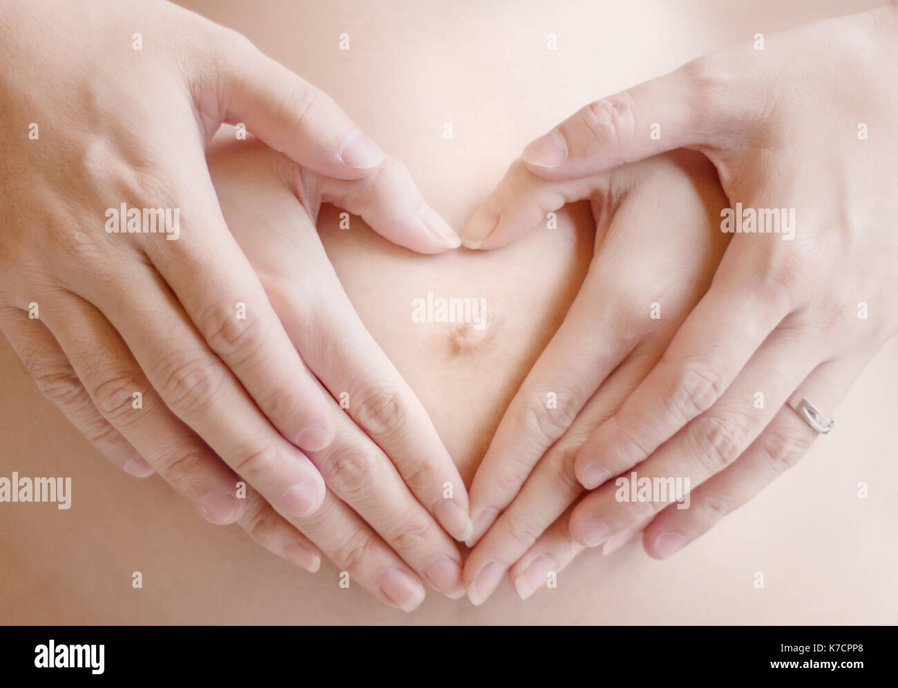 Mama Y Papa Con Forma De Corazon Muestran Manos Amor En La Embarazada Bebe Fotografia De Stock Alamy
