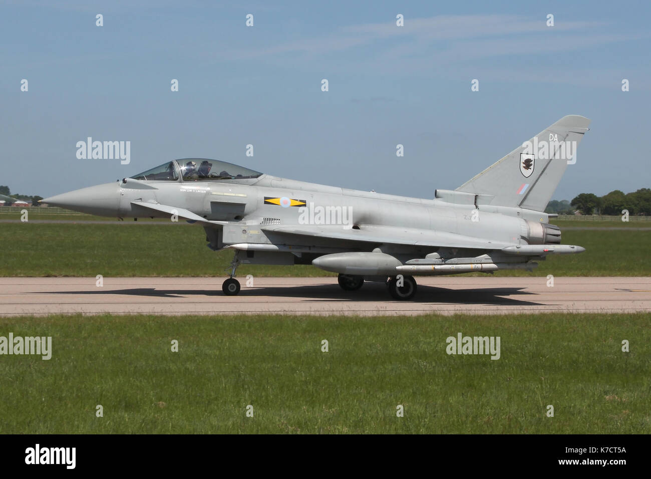 Alerta de Reacción Rápida armados Eurofighter Typhoon del 11 Escuadrón, RAF rodadura al refugio en Coningsby después de parar. Foto de stock