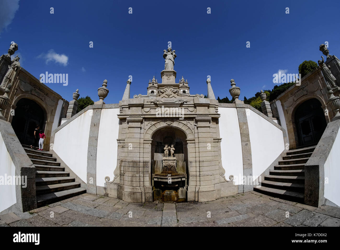 Braga en Portugal es un destino turístico para encontrar cultura, lugares  religiosos, personas acogedoras y amigables, está a una hora de la ciudad  de Oporto Fotografía de stock - Alamy