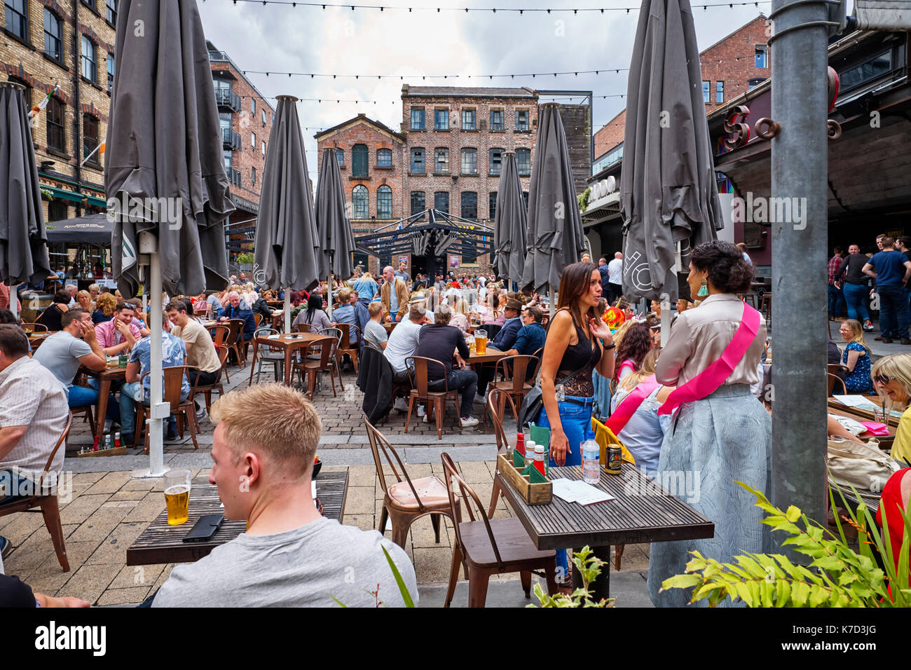 Los bebedores un sábado por la tarde en el bar Soho en Bold Street, Liverpool Foto de stock