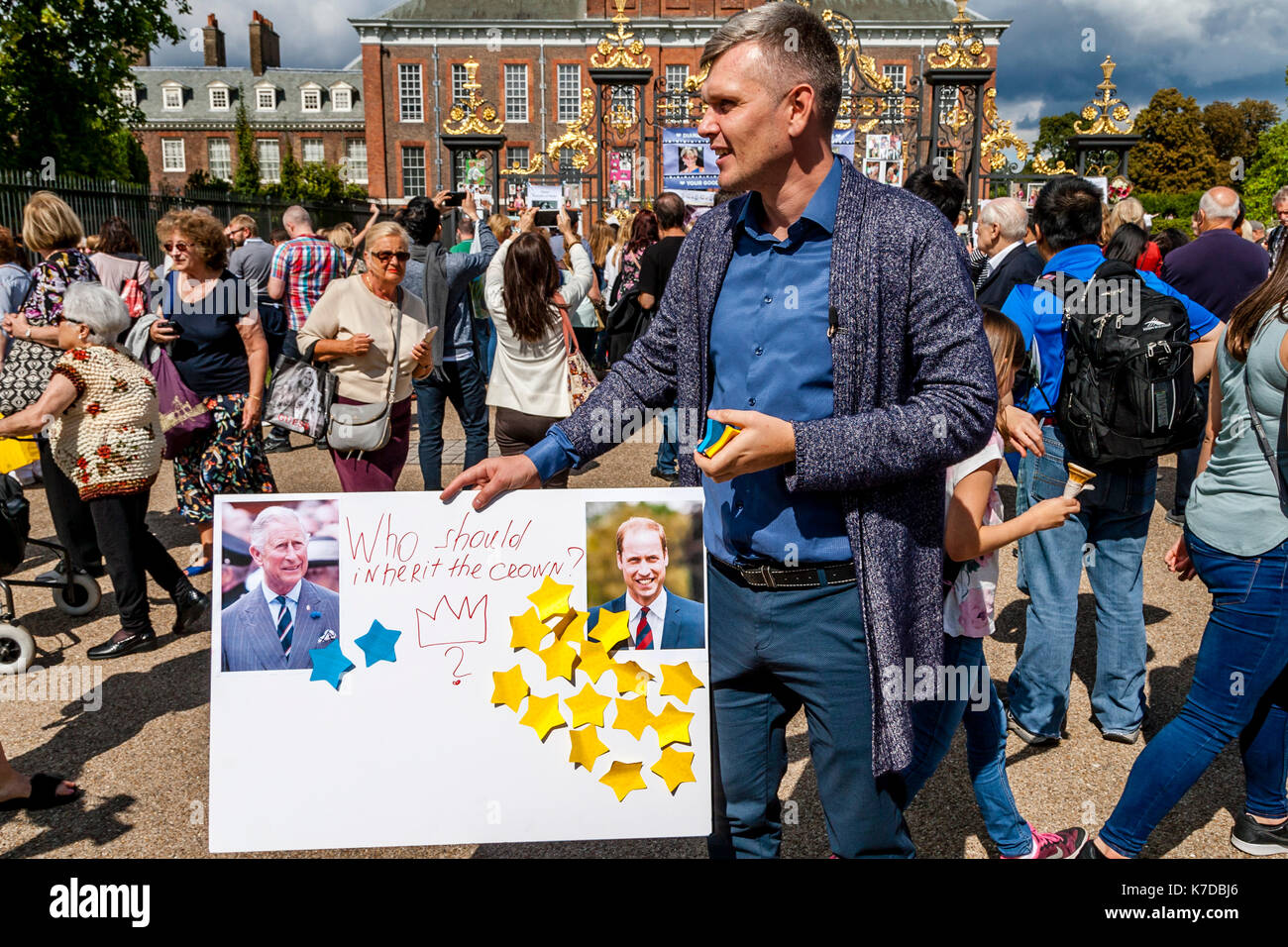 Un reportero de televisión fuera del palacio de Kensington en el 20º aniversario de la muerte de la princesa Diana preguntando quién debe ser el próximo rey, Londres, Reino Unido. Foto de stock