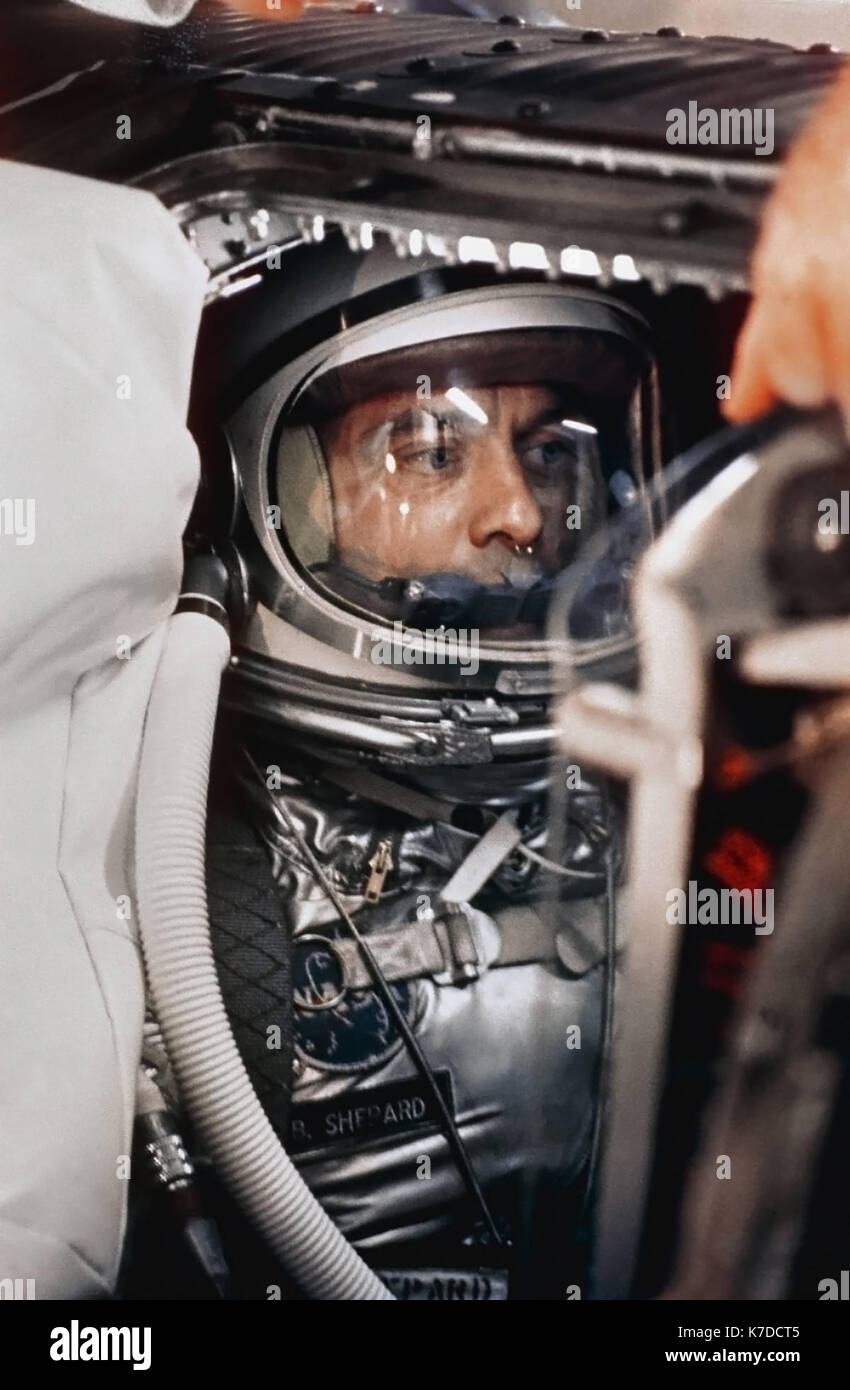 El astronauta Alan B. Shepard en su traje espacial y casco en el interior de la cápsula mecury donde él está experimentando una prueba de simulación de vuelo para el primer intento de poner un hombre en el espacio. (29 de abril de 1961, la NASA). Foto de stock