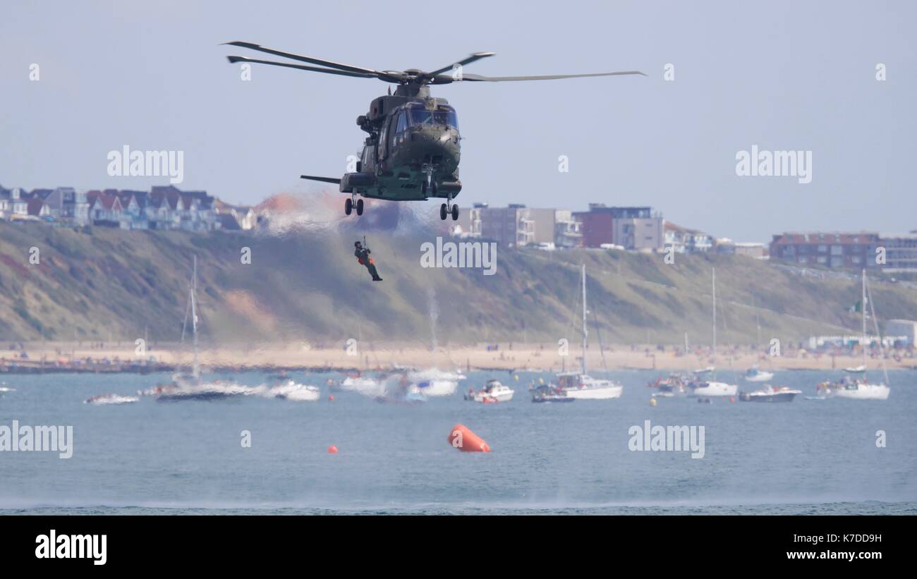 AgustaWestland Merlin HC3a demostrar un rescate en el Festival Aéreo de Bournemouth Foto de stock