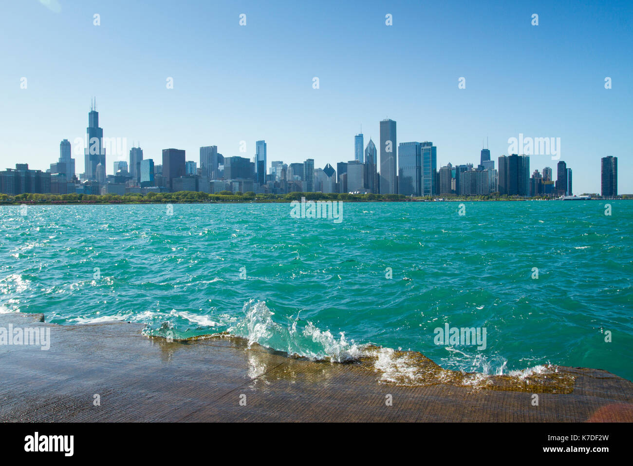 Los rascacielos modernos por el Lago Michigan en Chicago Foto de stock