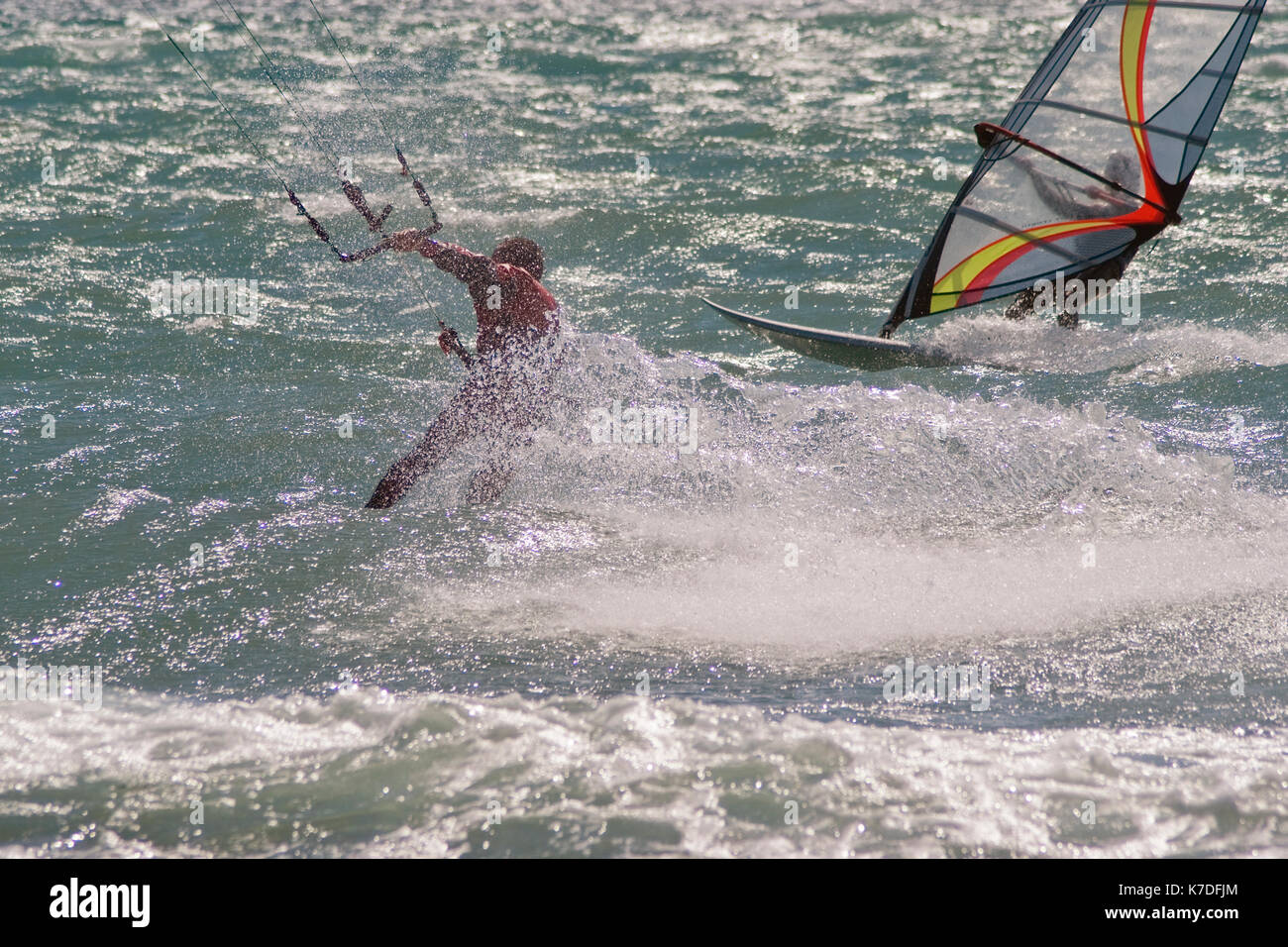 Bobinadora surfer y kite boarder durante un día ventoso en la Riviera Francesa Foto de stock