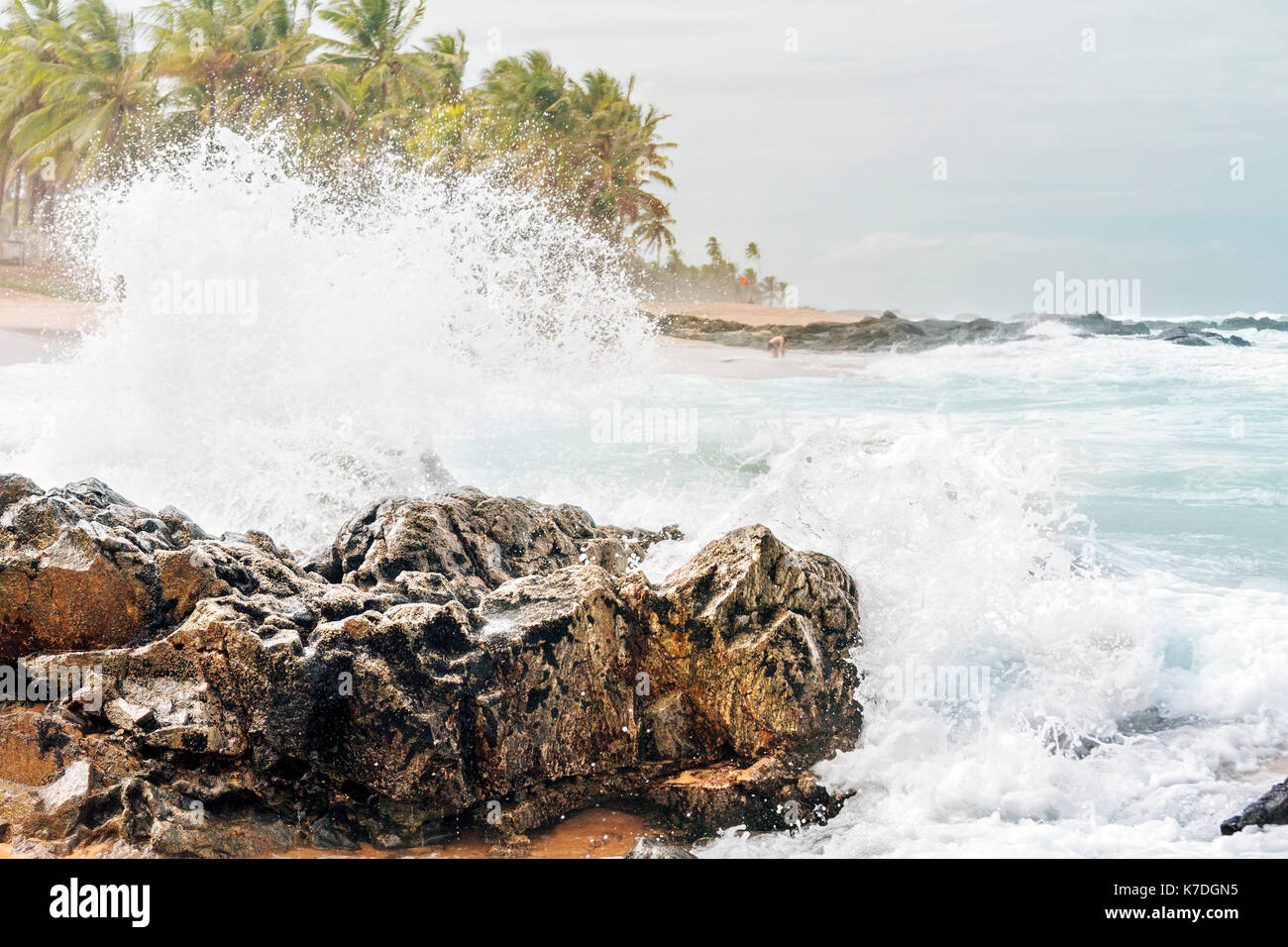 Vista panorámica de las olas rompiendo contra las rocas Foto de stock