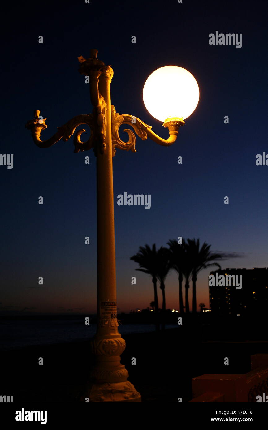 Poste de luz nocturna costa española Foto de stock