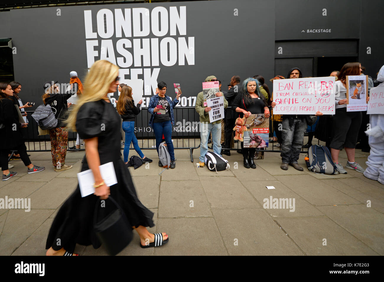 Manifestantes se reunieron fuera de la tienda Studios durante la Semana de la Moda de Londres para demostrar sus sentimientos sobre el uso de las pieles. Los derechos de los animales protestan Foto de stock