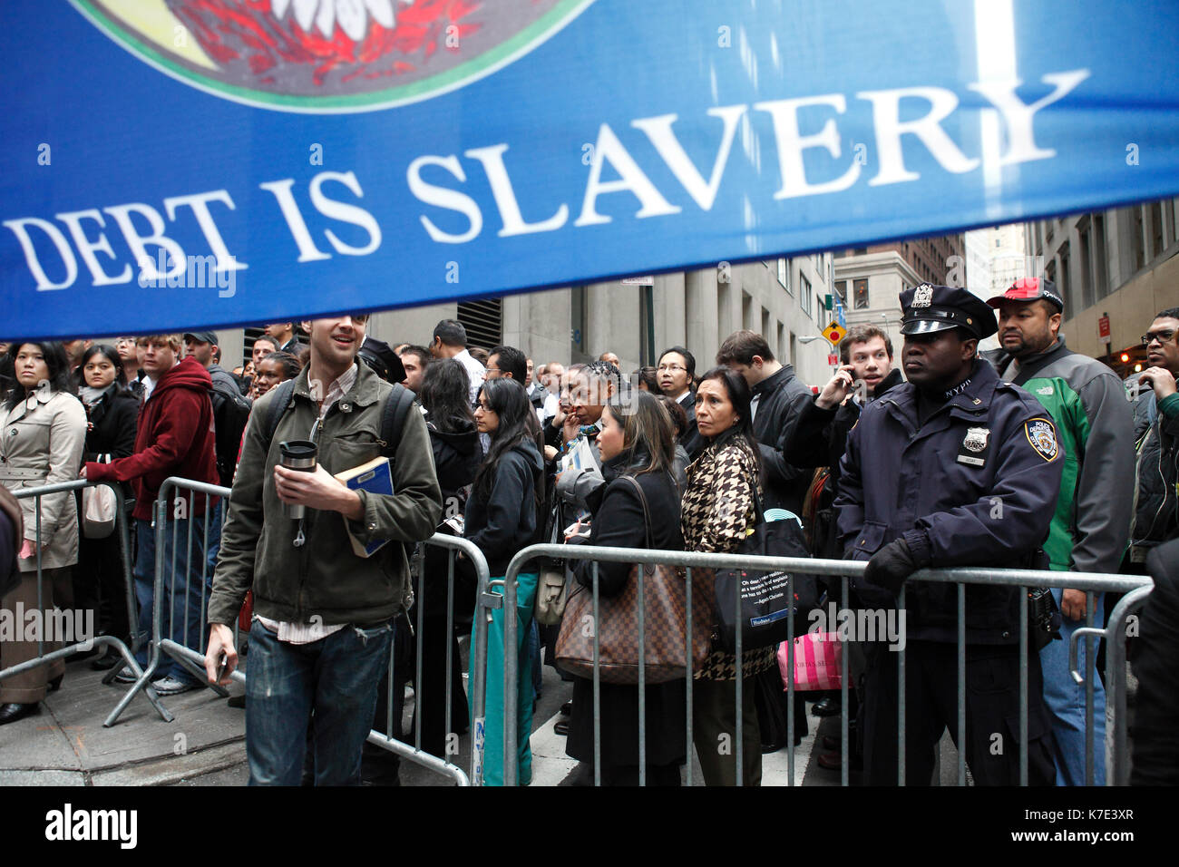 Los manifestantes se reunieron durante la ocupar Wall Street marzo en Wall Street en Nueva York el 17 de noviembre de 2011. Foto de stock