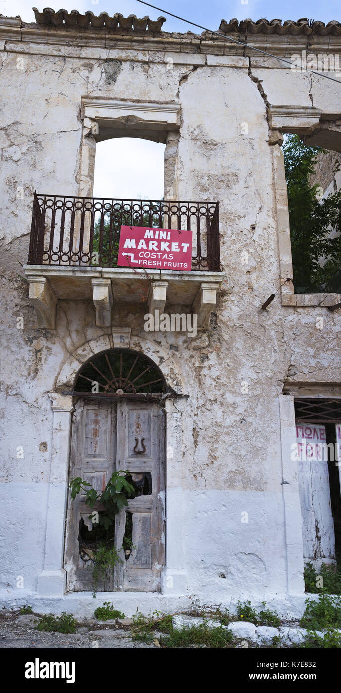 Un destartalado edificio viejo en la hermosa aldea de Cefalonia Assos Foto de stock