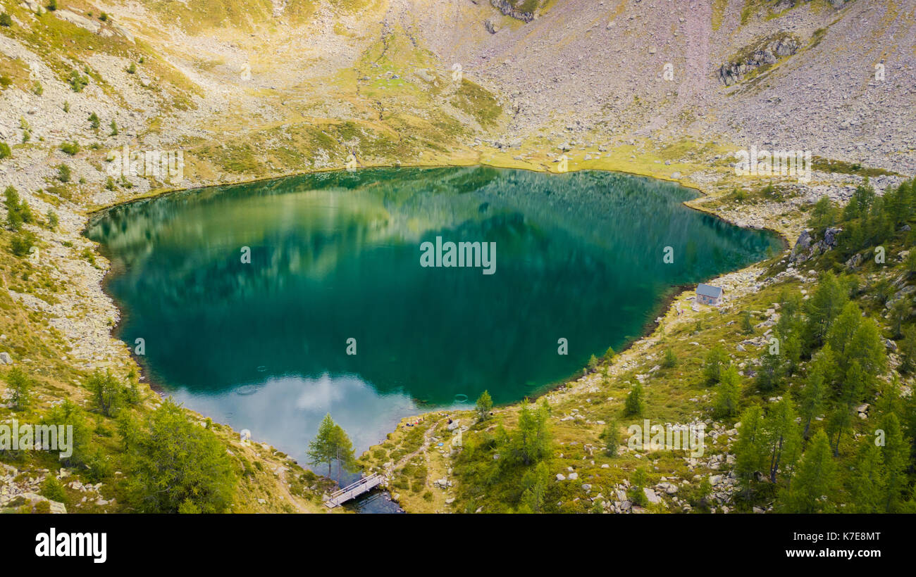 Alpin mognola natural del lago situado en el valle de maggia en Tesino, Suiza Foto de stock