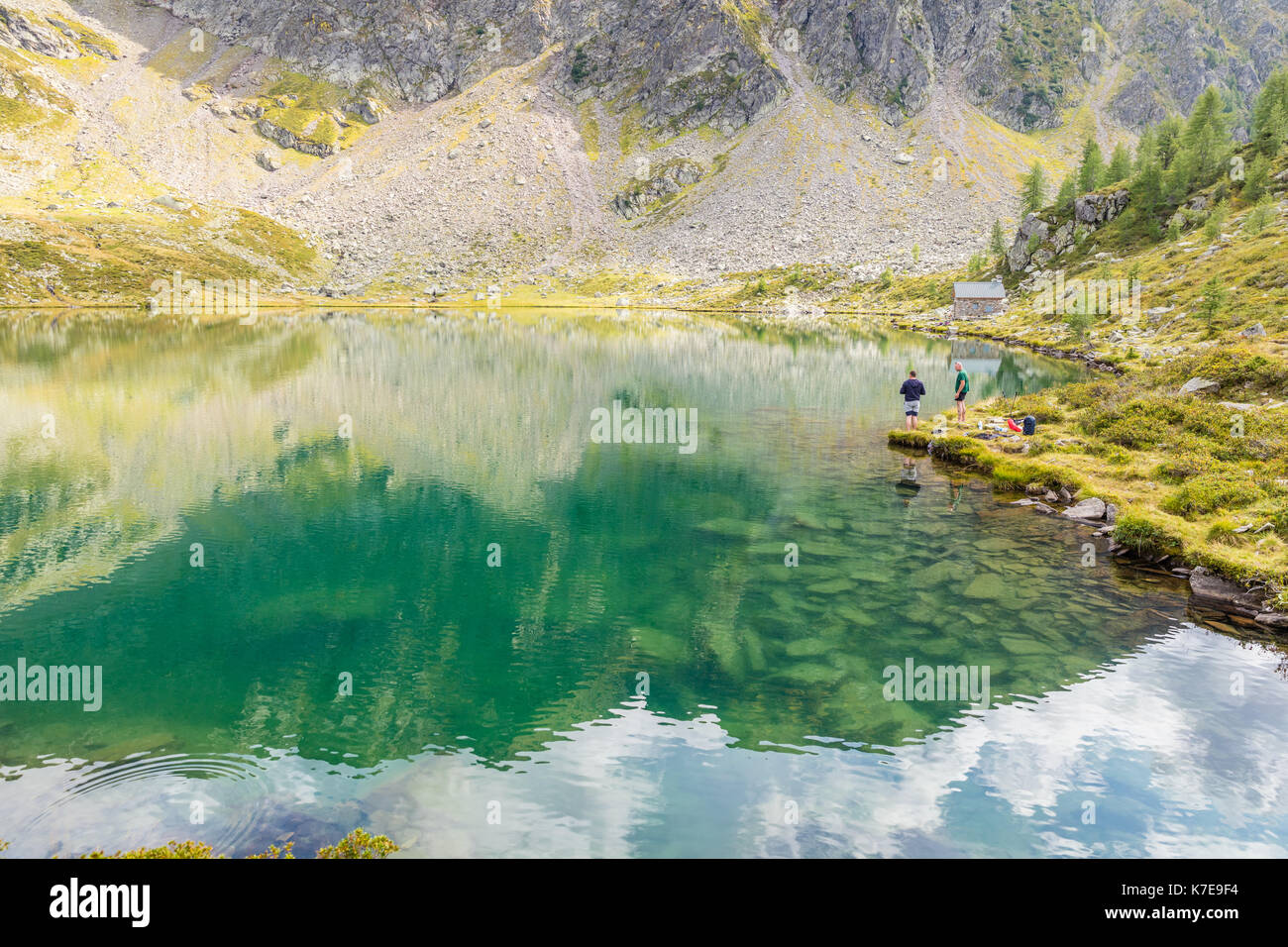 Alpin mognola natural del lago situado en el valle de maggia en Tesino, Suiza Foto de stock