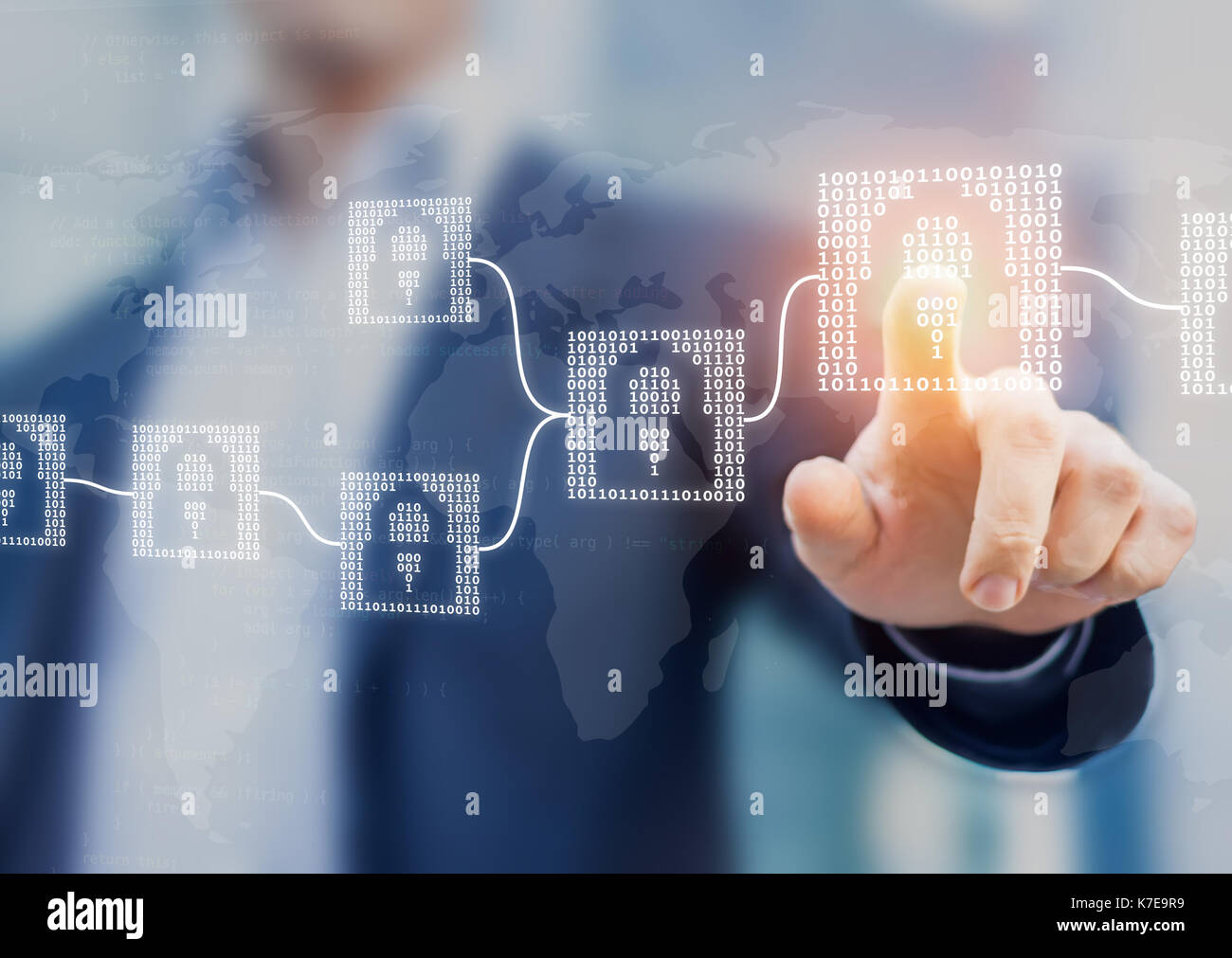 Concepto de tecnología financiera cryptocurrency blockchain con bloques de código binario y persona vinculada tocar la interfaz, fintech Foto de stock