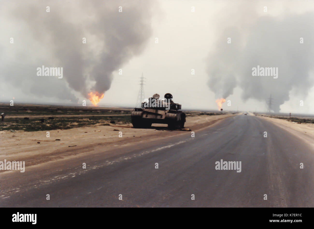 Imagen histórica de abandonded depósito en carretera de buring campo petrolero en después de la Operación Tormenta del Desierto tras la guerra del Golfo Pérsico en Kuwait. Foto de stock