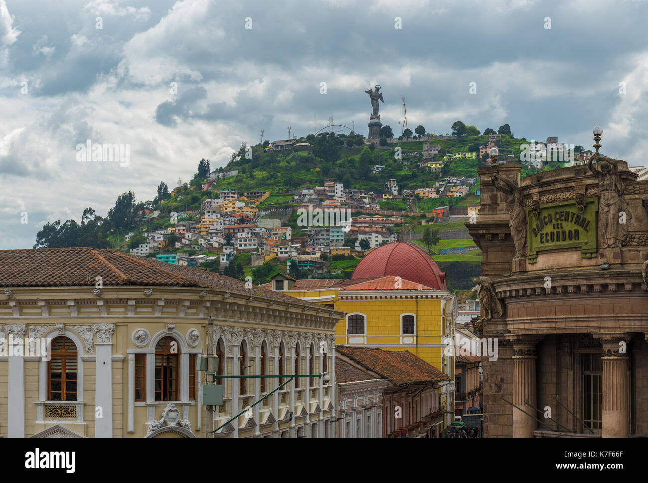 Paisaje urbano del centro histórico de la ciudad de Quito con arquitectura colonial y el cerro el Panecillo con virgen apocalíptica en el fondo, Ecuador. Foto de stock