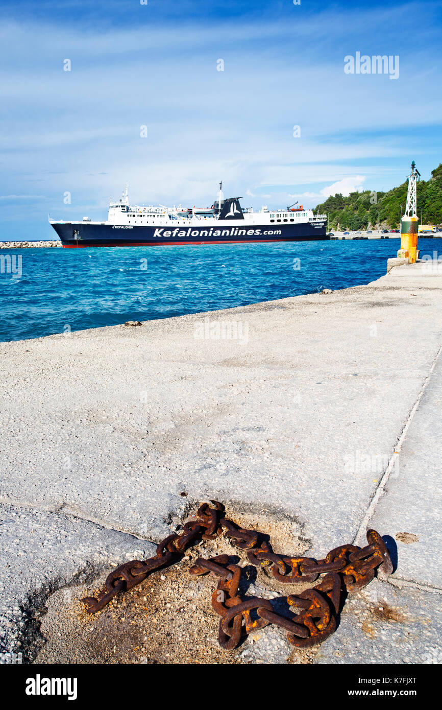 Un ferry de pasajeros en Poros en Cefalonia, Grecia Foto de stock