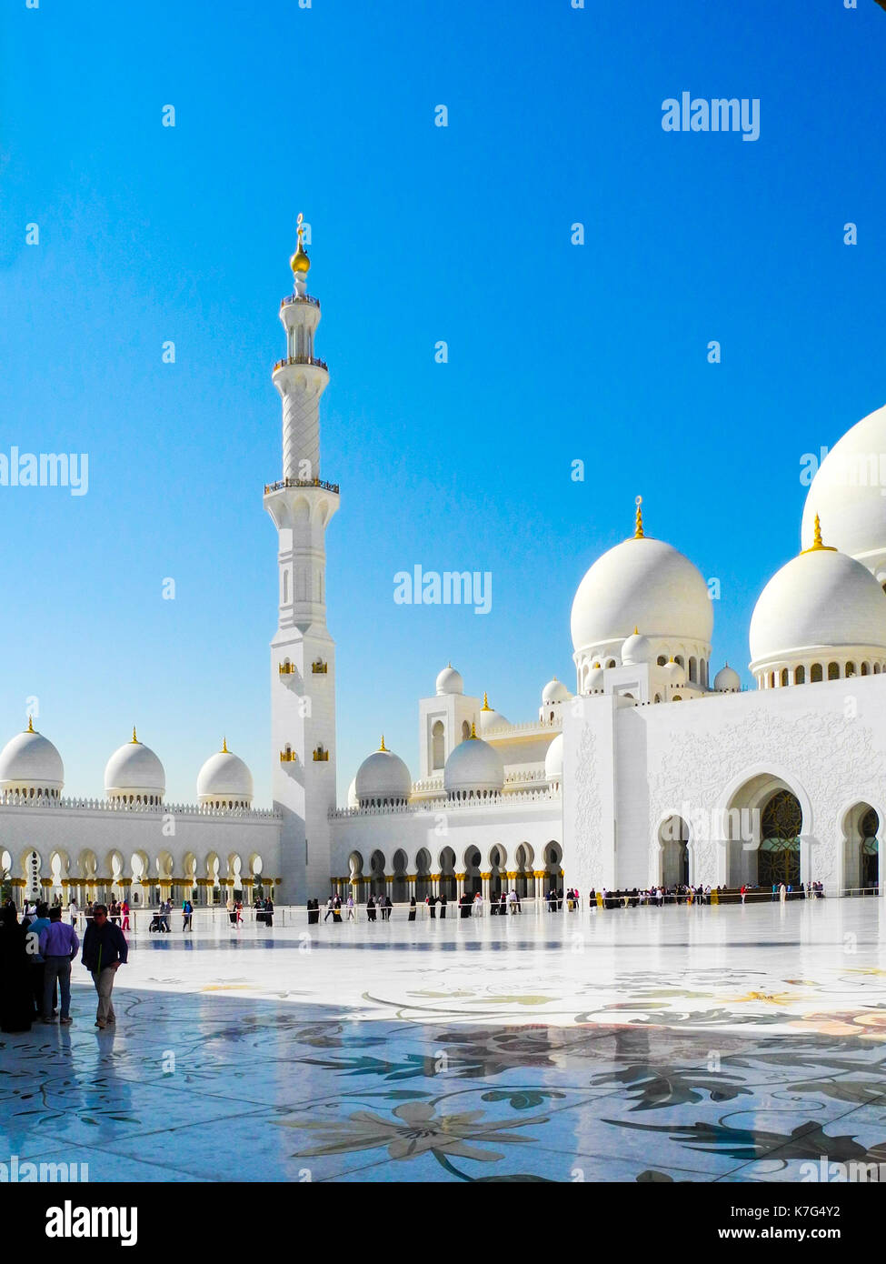 Vistas del patio de la gran mezquita Abu Dhabi Foto de stock