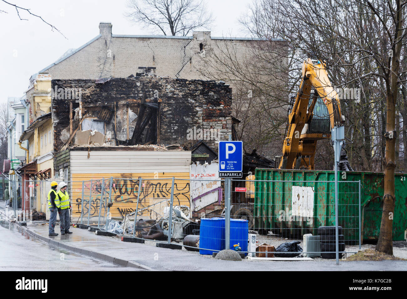 Demolición de una antigua casa de madera quemada en la calle Põhja puiestee cerca de la estación de tren del Báltico (Balti jaam) en Tallin Estonia Foto de stock